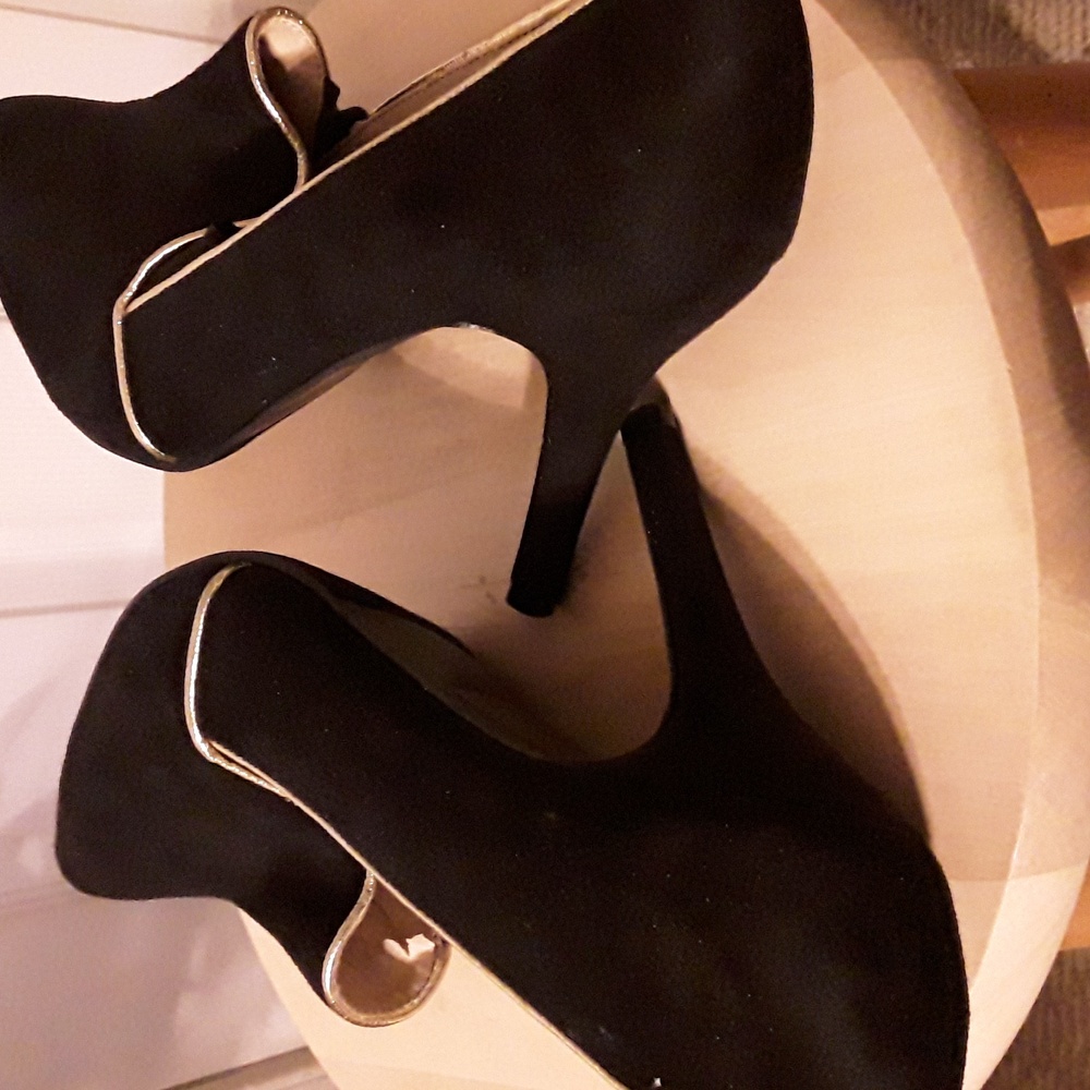 Shoes - Picture 2 of 4
